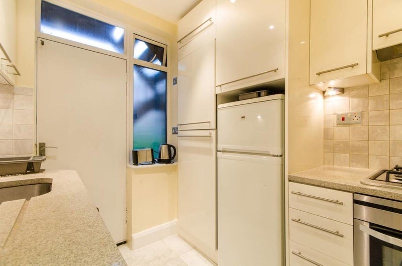 Room Mackennal Street in City of Westminster