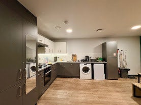 Room Hanover Avenue in Leeds