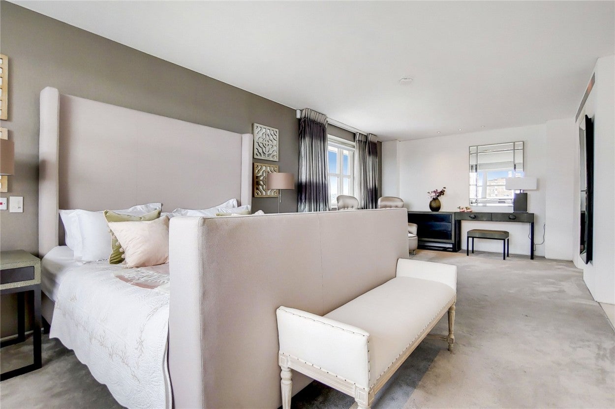 Flat Boydell Court in Greater London