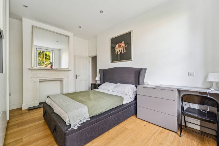 Flat Prince of Wales Drive in Greater London