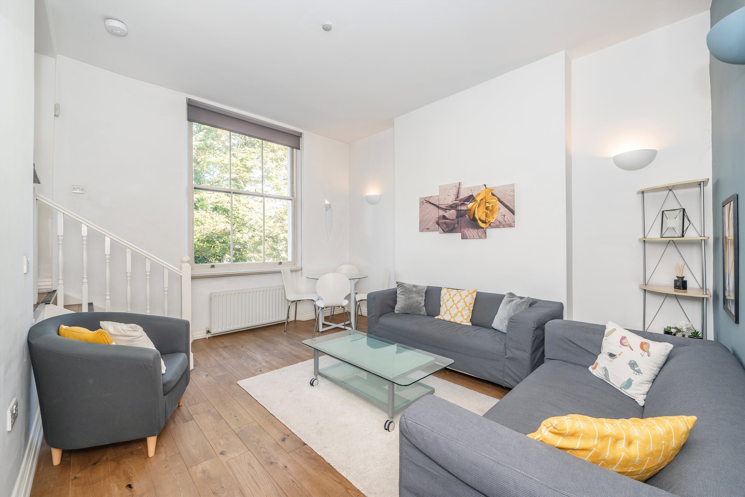 Flat Longridge Road in Greater London