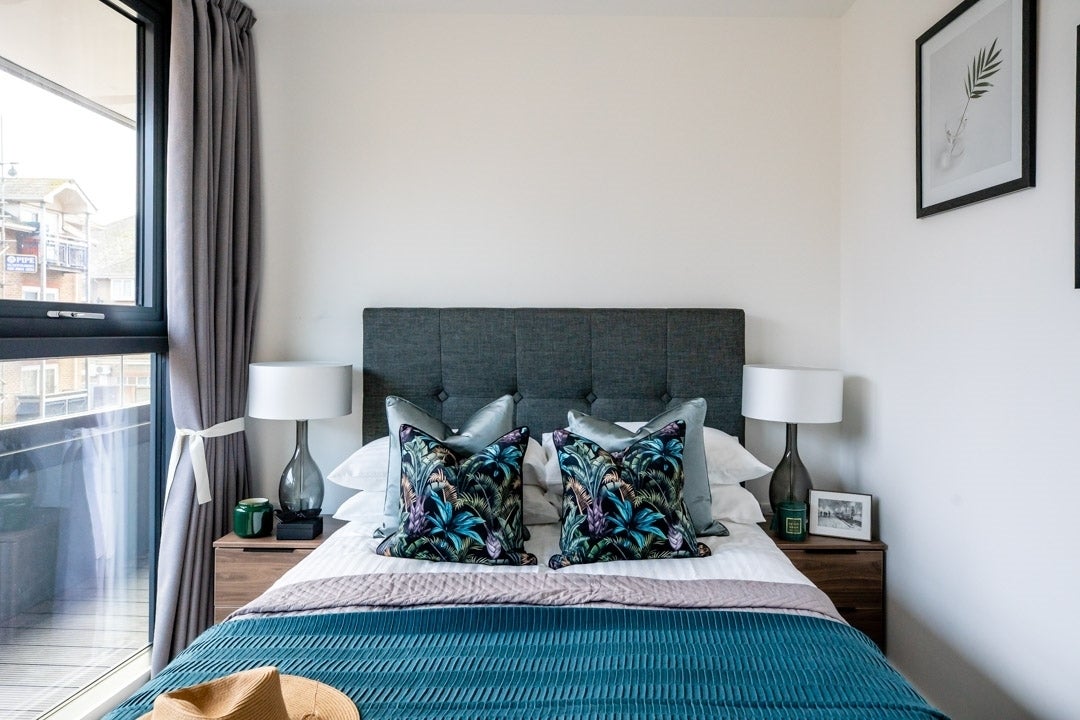 Flat Curtis Lane in Greater London