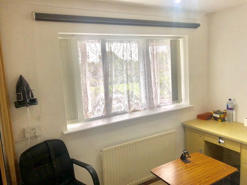Room Southgate Drive in Crawley