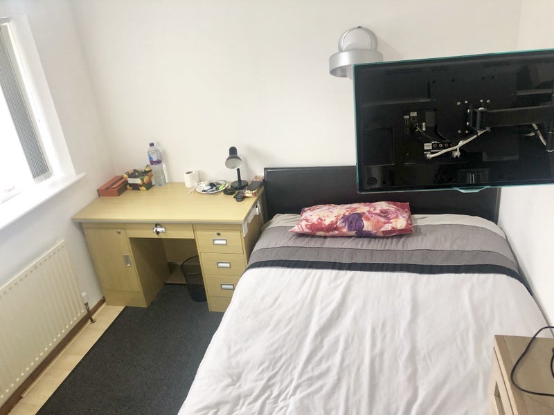 Room Southgate Drive in Crawley