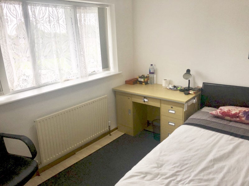 Room Southgate Drive in Crawley