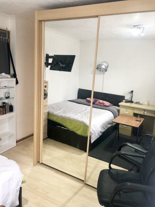 Room Southgate Drive in Crawley