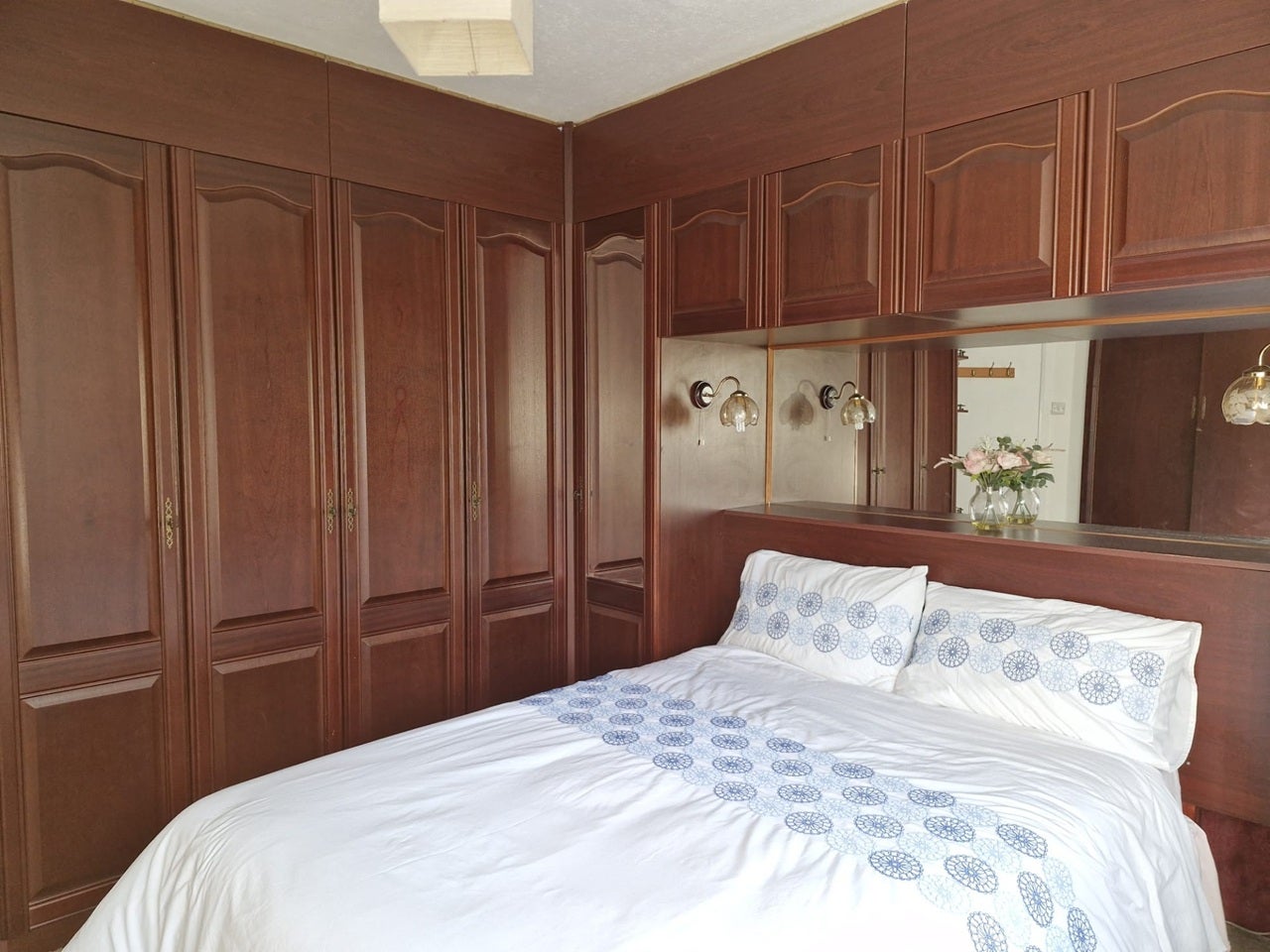 Room Neeld Crescent in Greater London