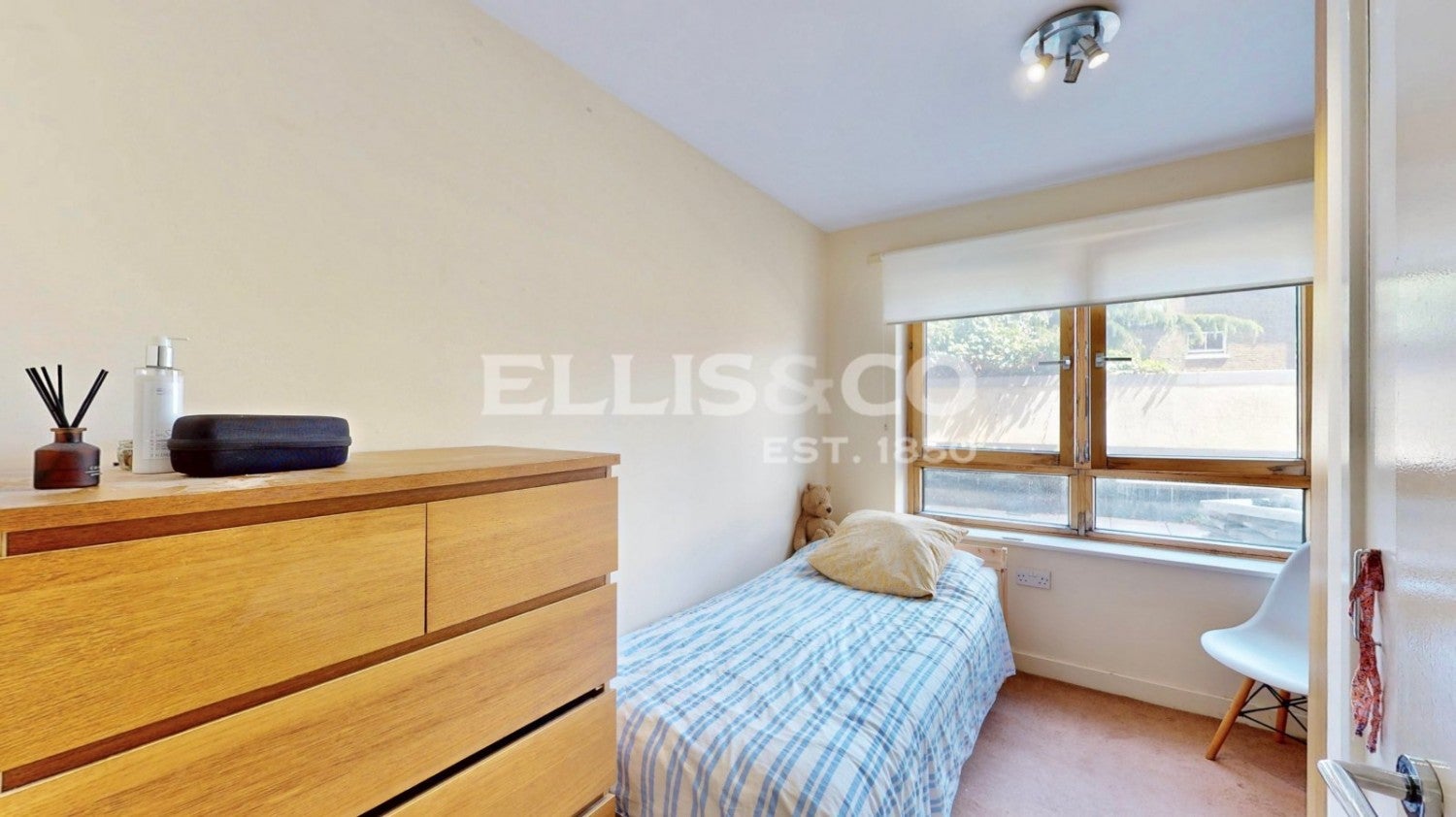 Flat Mattock Lane in Greater London