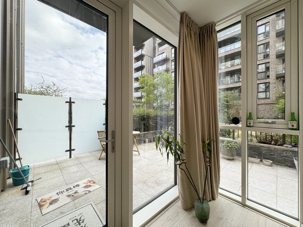 Flat Coster Avenue in Greater London