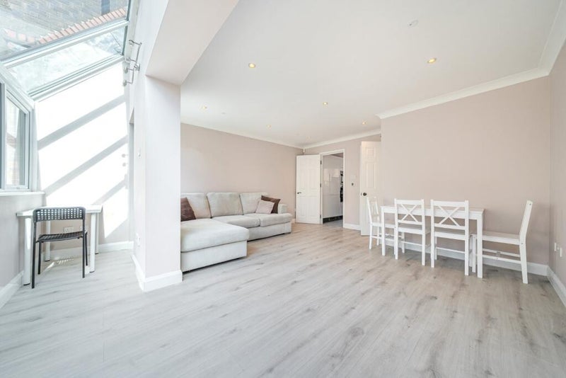 Flat Bywater Place in Greater London