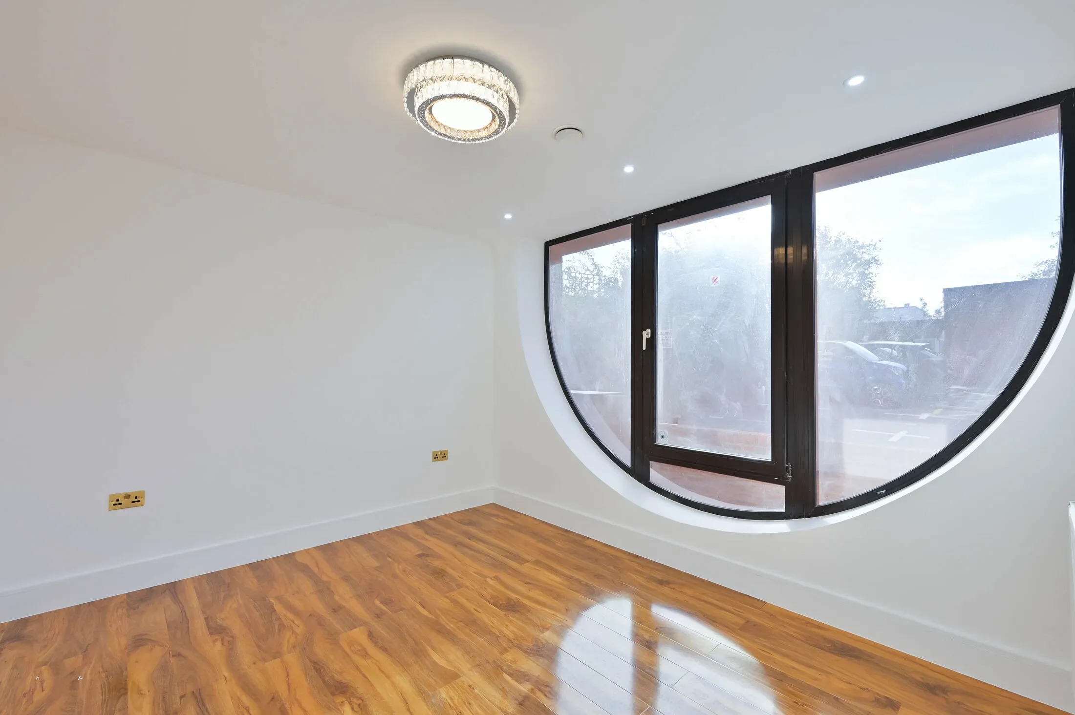 Flat Cobham Road in Greater London