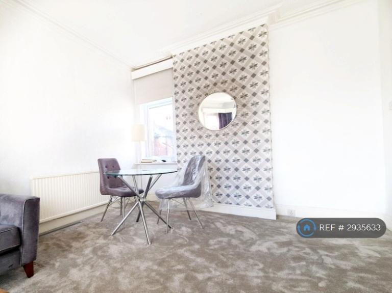 Flat Denison Road in Manchester