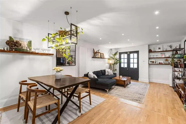 Flat Wheler Street in Greater London