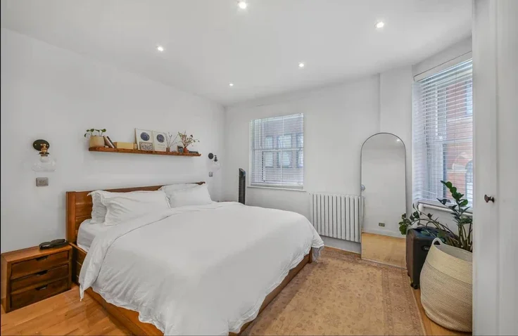 Flat Wheler Street in Greater London
