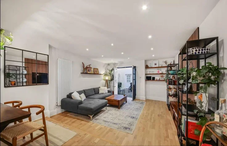 Flat Wheler Street in Greater London