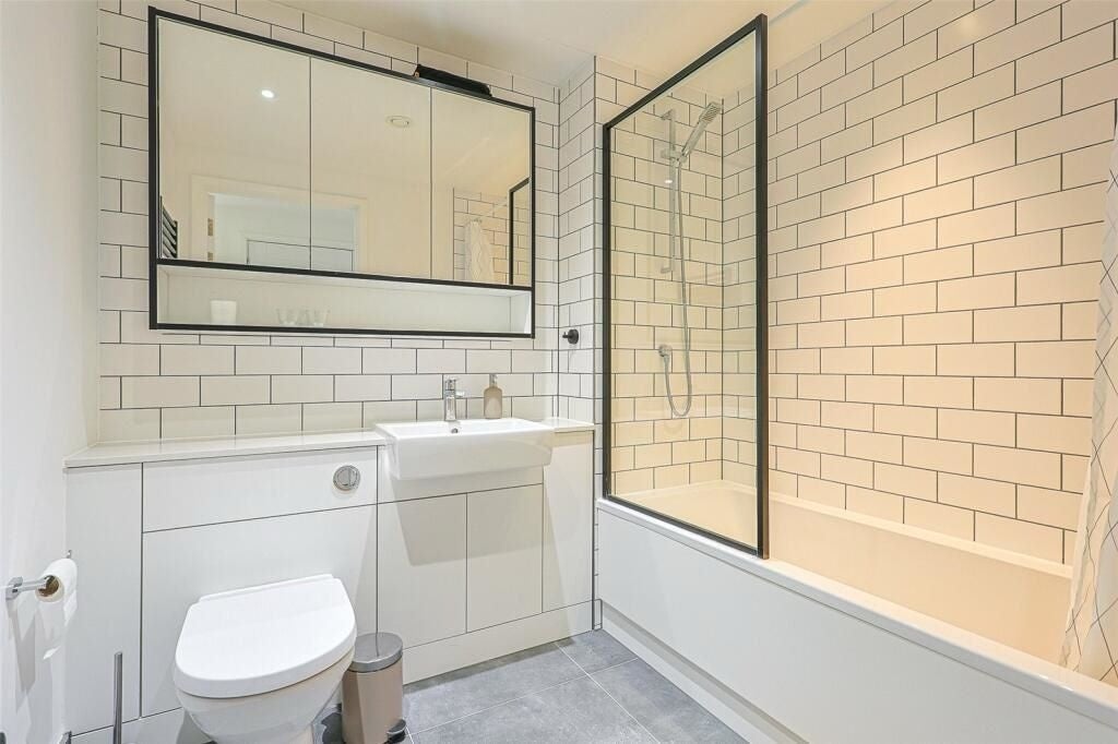 Flat Avion Crescent in Greater London