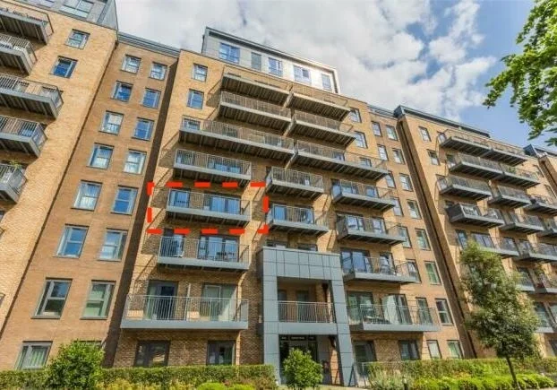 Flat Avion Crescent in Greater London