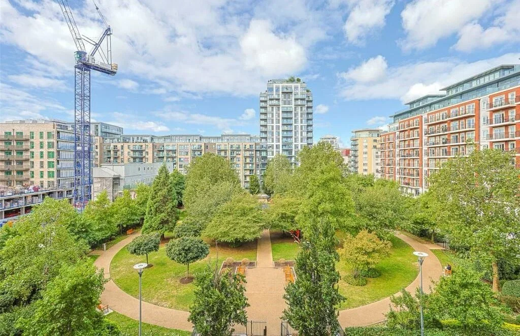 Flat Avion Crescent in Greater London
