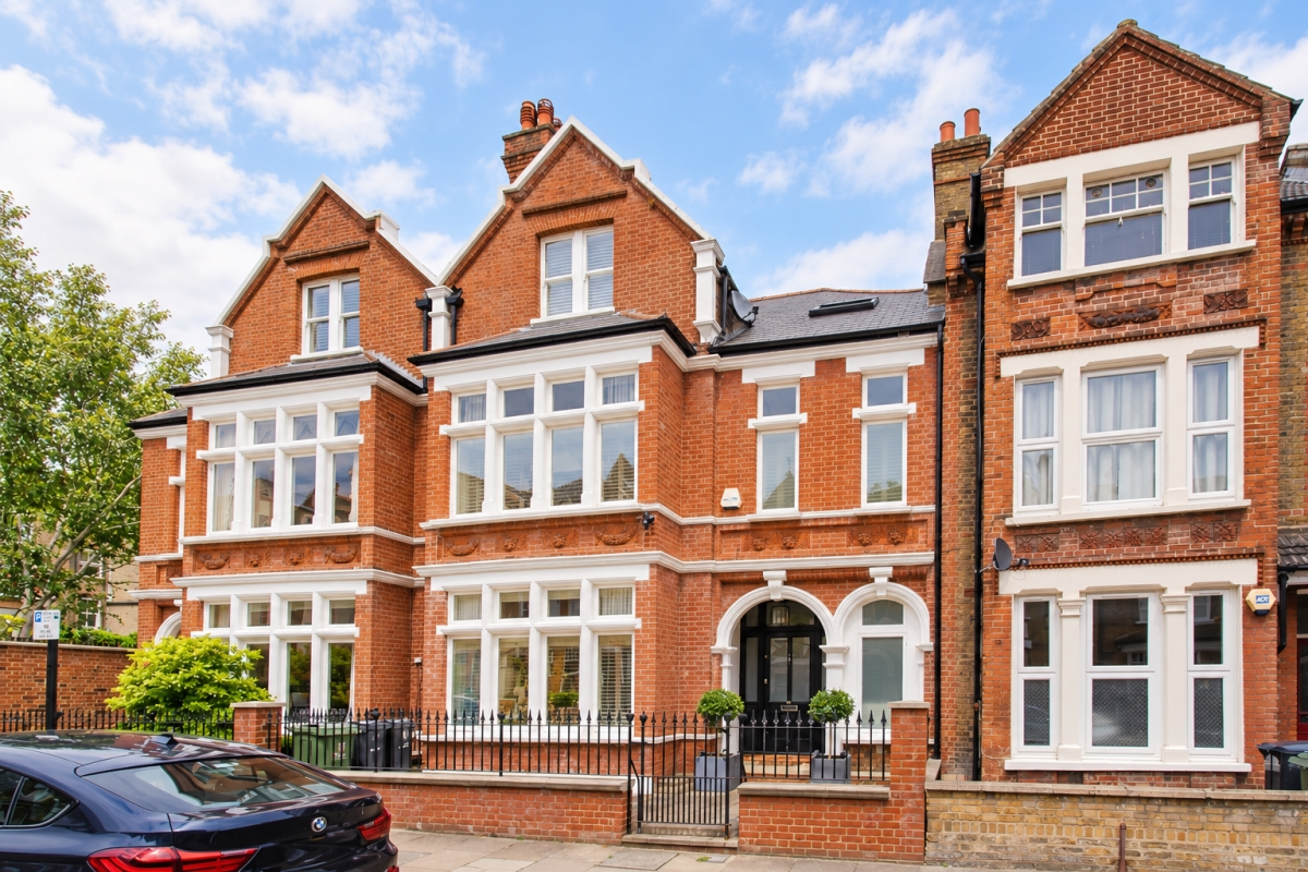 House Cautley Avenue in Greater London