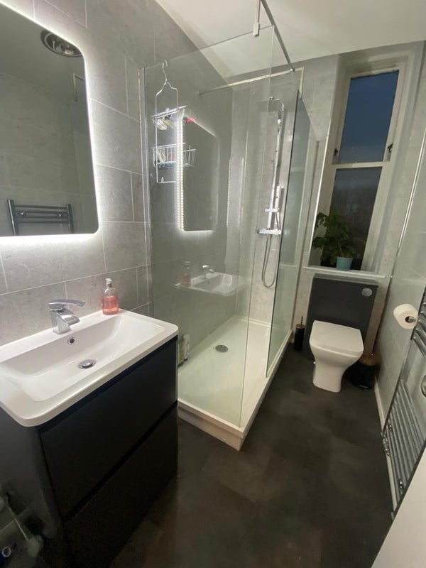 Room Walmer Crescent in Glasgow