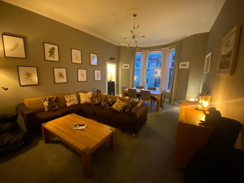 Room Walmer Crescent in Glasgow