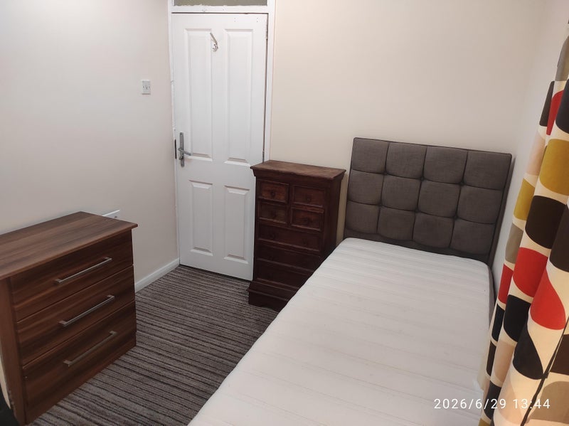 Room Kingsgate Road in Manchester