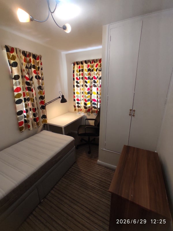 Room Kingsgate Road in Manchester