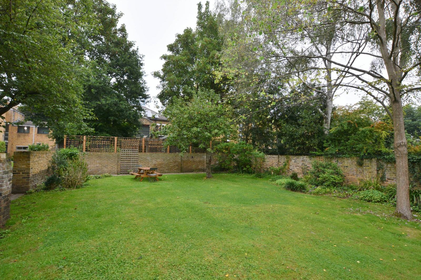 Flat Wellesley Road in Greater London