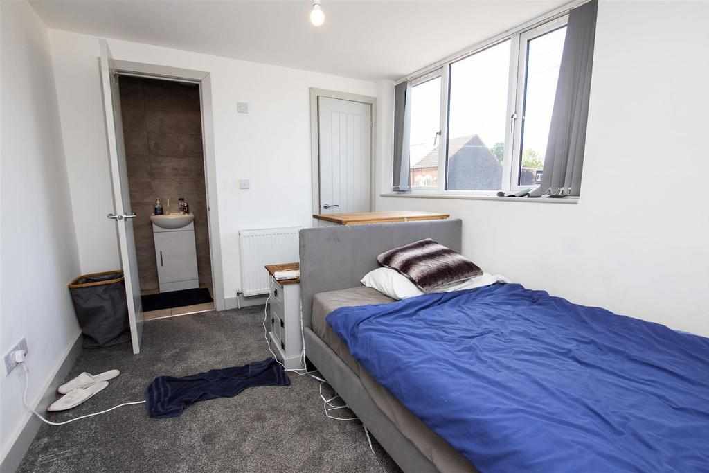 Flat Raddlebarn Road in Birmingham