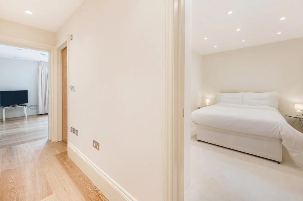 Flat Palace Mews in Greater London