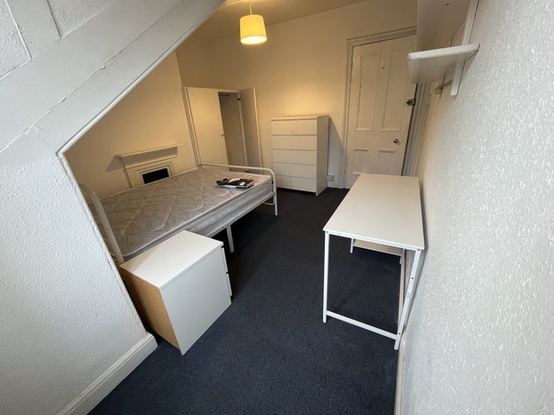 Room Otley Road in Leeds