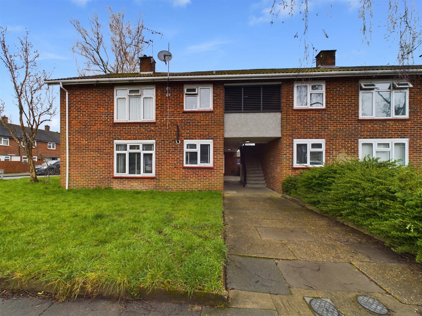 Flat Dickens Road in Crawley