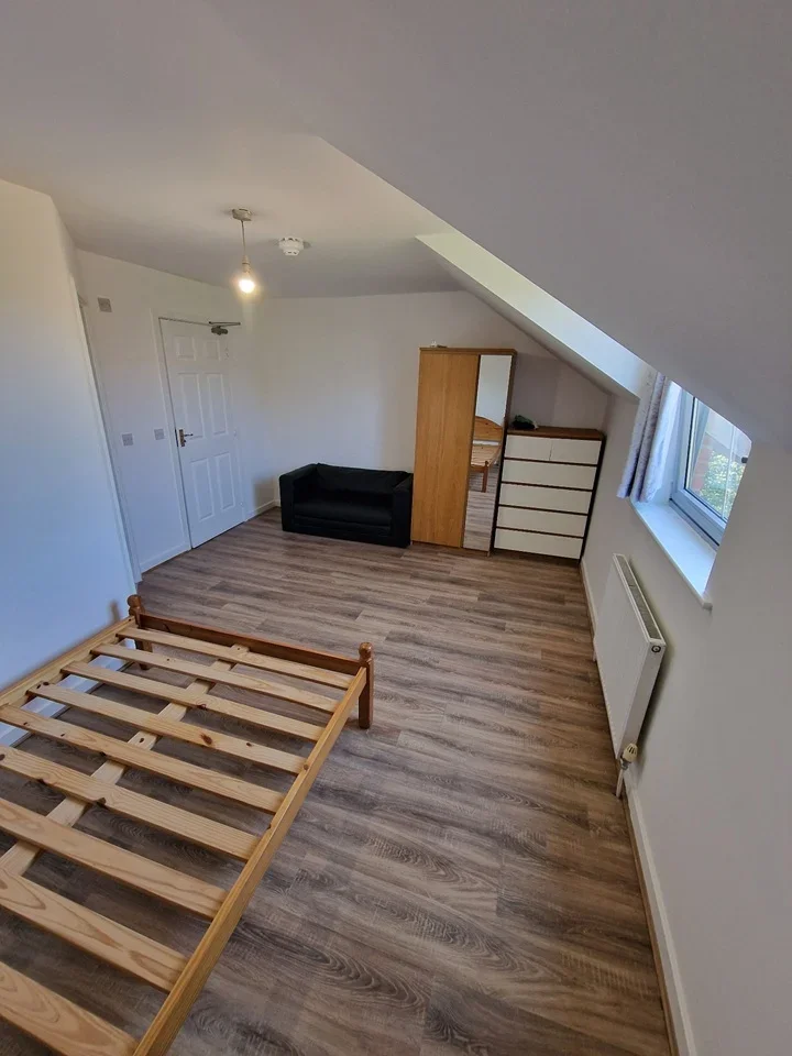 Room Windmill Road in Slough
