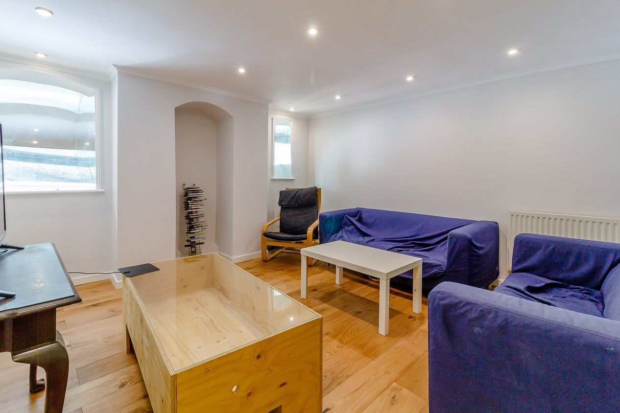 Room Knatchbull Road in Greater London