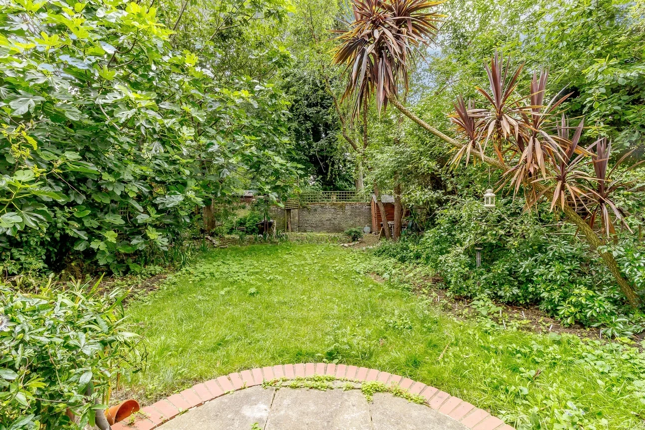 Room Knatchbull Road in Greater London