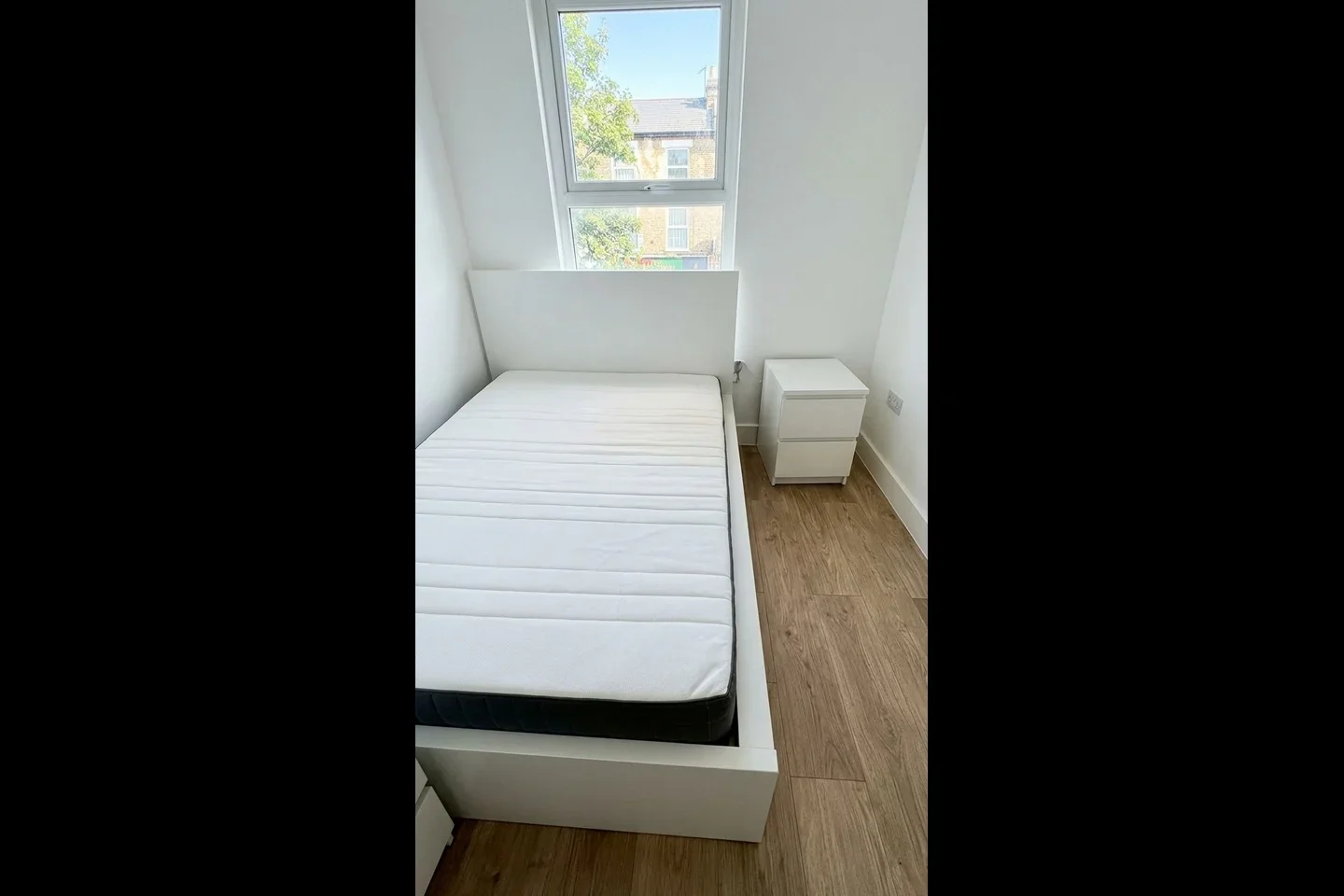 Room Lower Road in Greater London