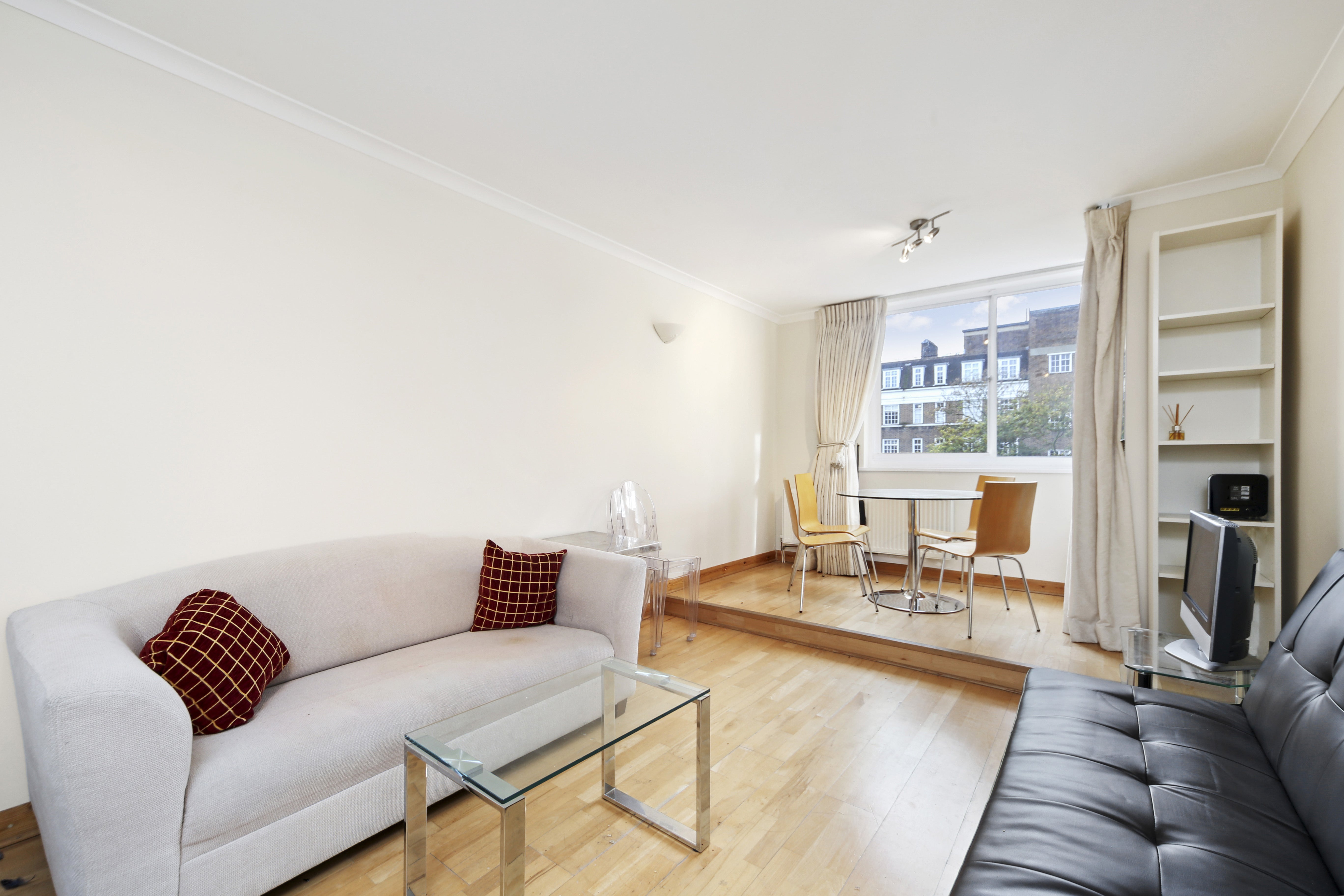 Flat Cheyne Walk in Greater London