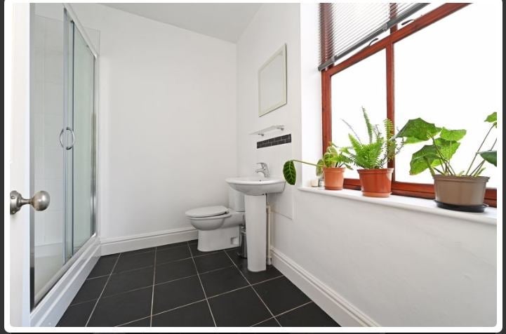 Room Coverdale Road in Sheffield