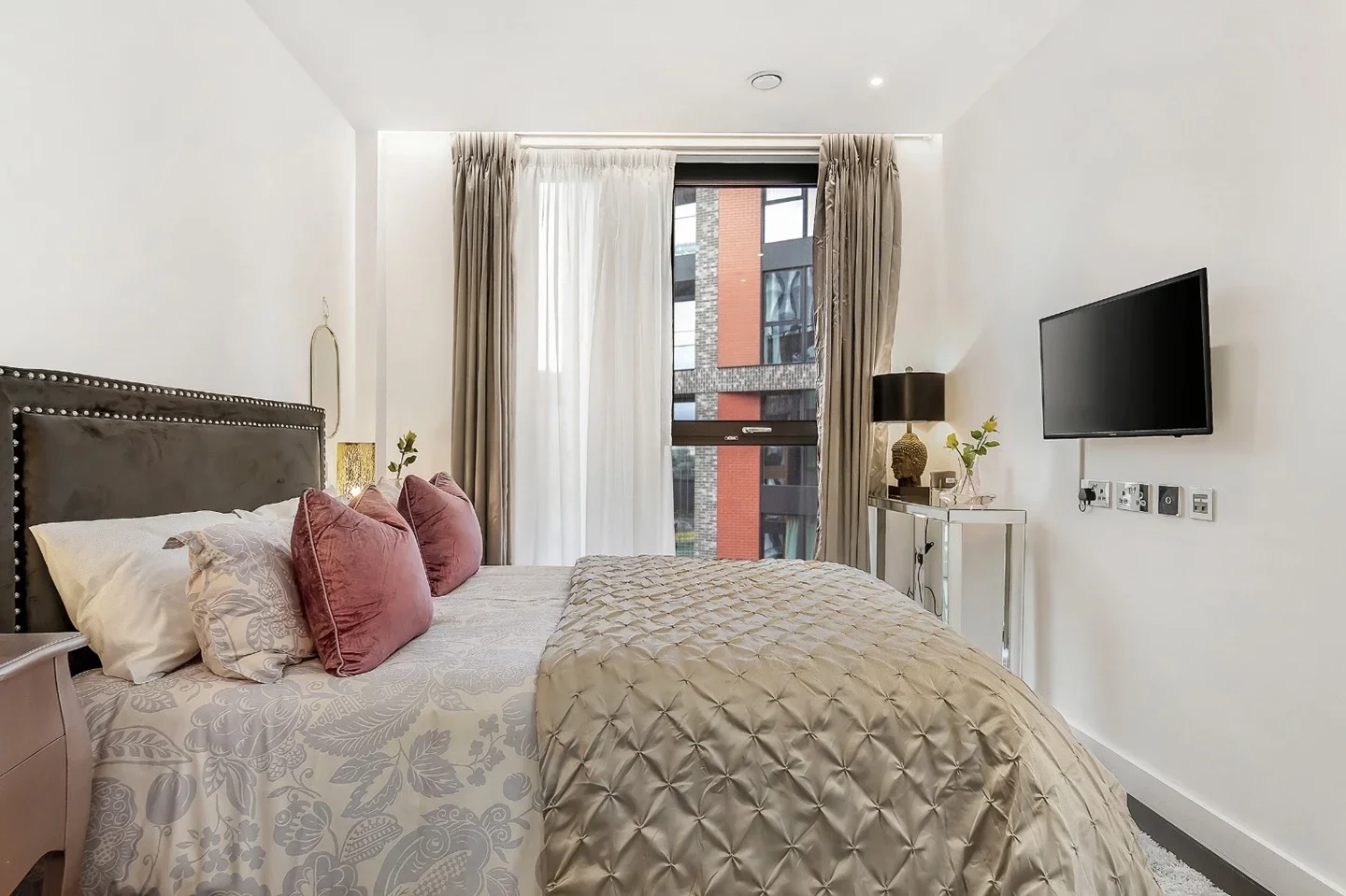 Flat Ponton Road in Greater London