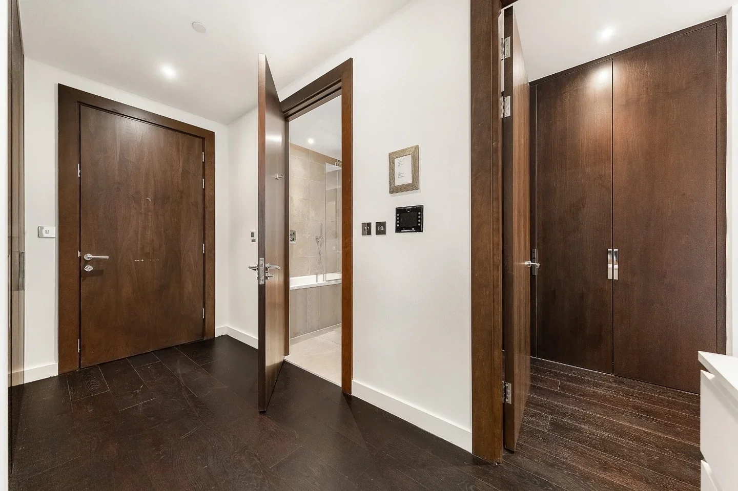 Flat Ponton Road in Greater London