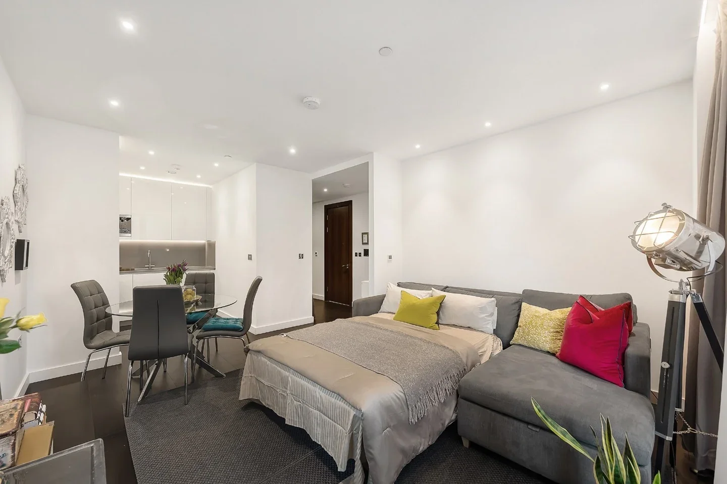 Flat Ponton Road in Greater London