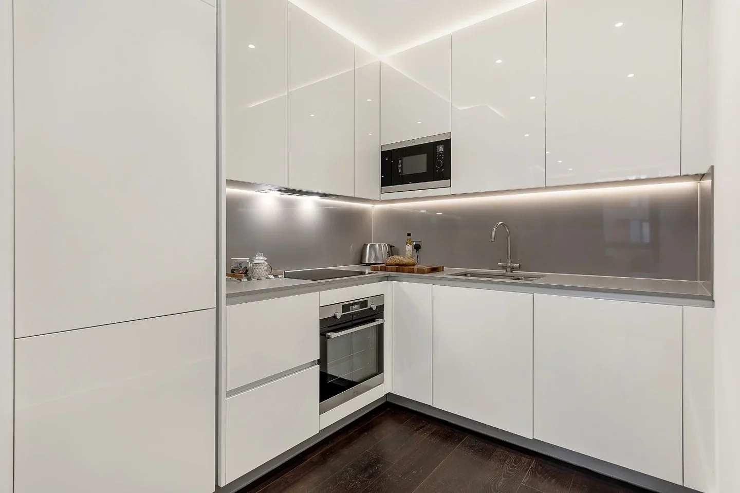 Flat Ponton Road in Greater London