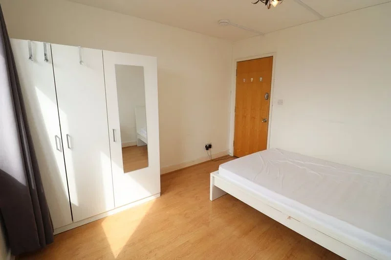 Room Commercial Road in Greater London