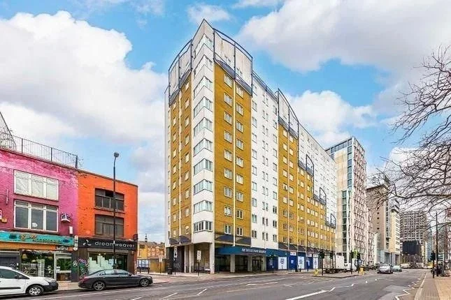 Room Commercial Road in Greater London
