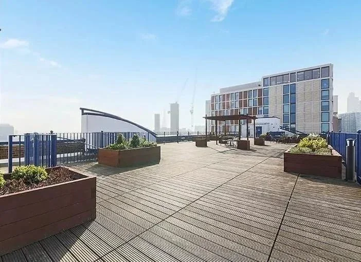 Room Commercial Road in Greater London