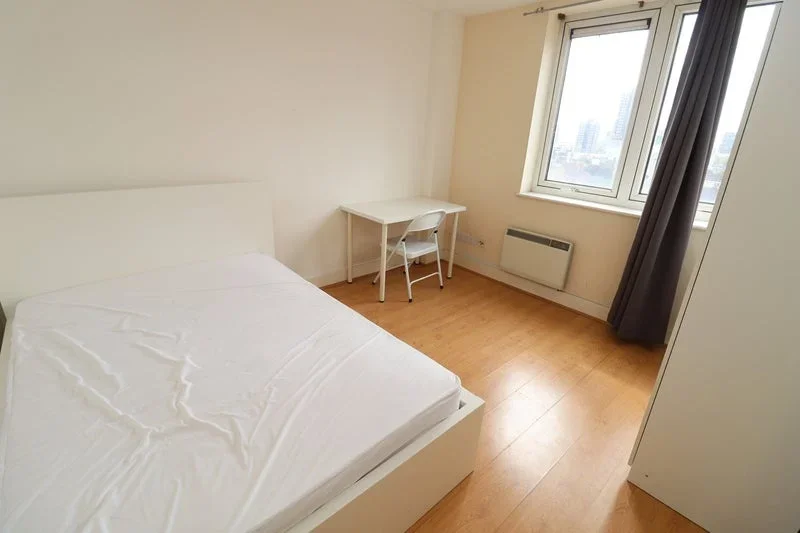 Room Commercial Road in Greater London