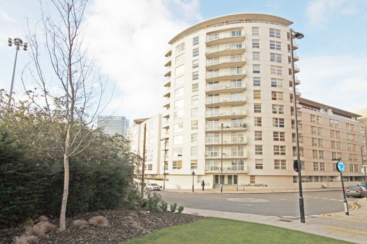 Flat Prestons Road in Greater London