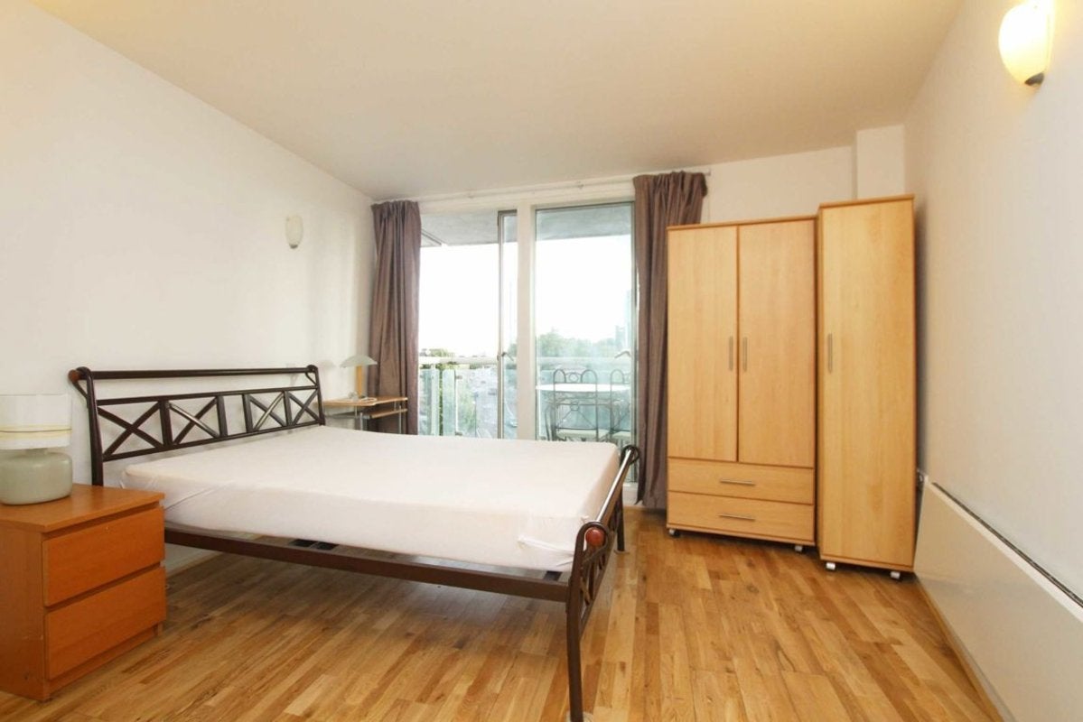 Flat Prestons Road in Greater London