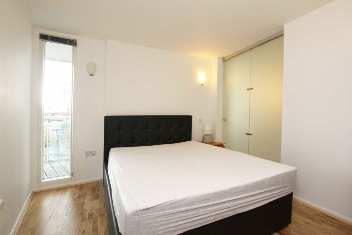 Flat Prestons Road in Greater London