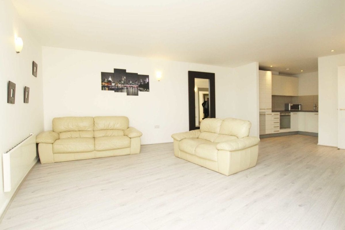 Flat Prestons Road in Greater London